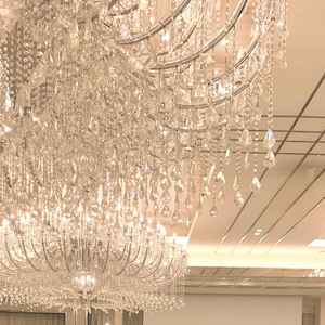 披露宴会場のシャンデリアも大きくて存在感があり素敵でした。