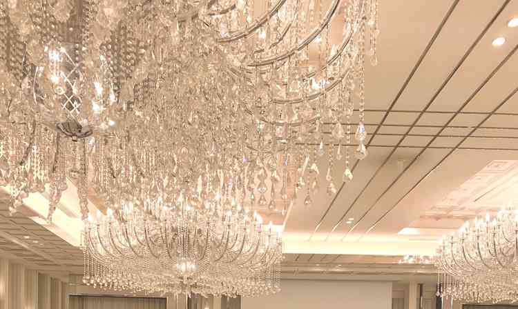 披露宴会場のシャンデリアも大きくて存在感があり素敵でした。