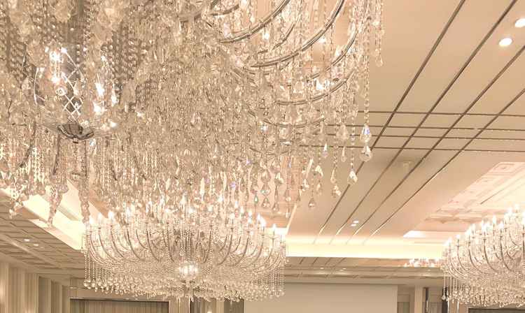 披露宴会場のシャンデリアも大きくて存在感があり素敵でした。