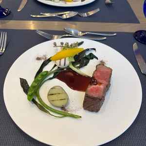 試食のお肉は柔らかくて大きくて、とても美味しかったです。料理はコースが複数あるとのこのことでした。