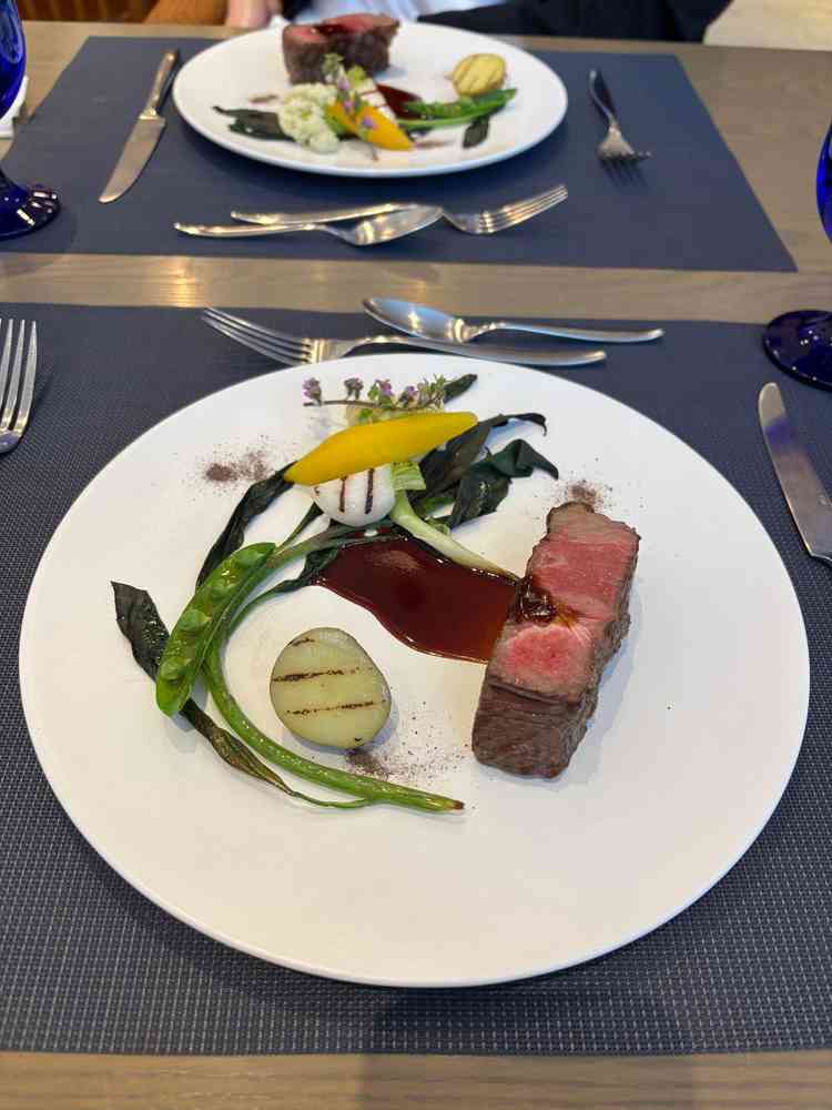 試食のお肉は柔らかくて大きくて、とても美味しかったです。料理はコースが複数あるとのこのことでした。