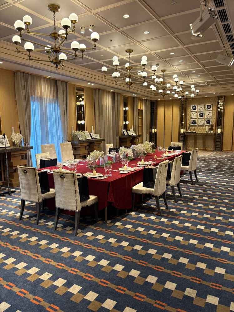 披露宴会場。当日の披露宴の準備がされていてイメージが湧きやすかった。