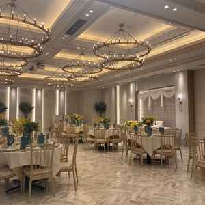 広々した披露宴会場。装飾の木が置いてあり、ナチュラルな雰囲気がとても魅力的でした。