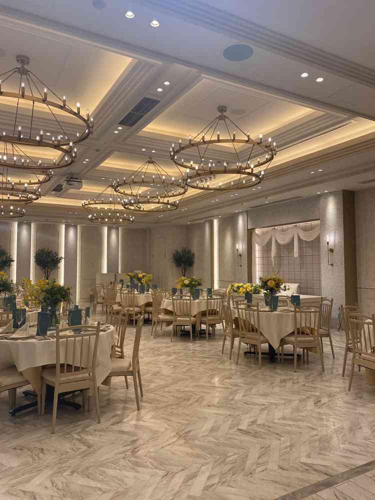 広々した披露宴会場。装飾の木が置いてあり、ナチュラルな雰囲気がとても魅力的でした。