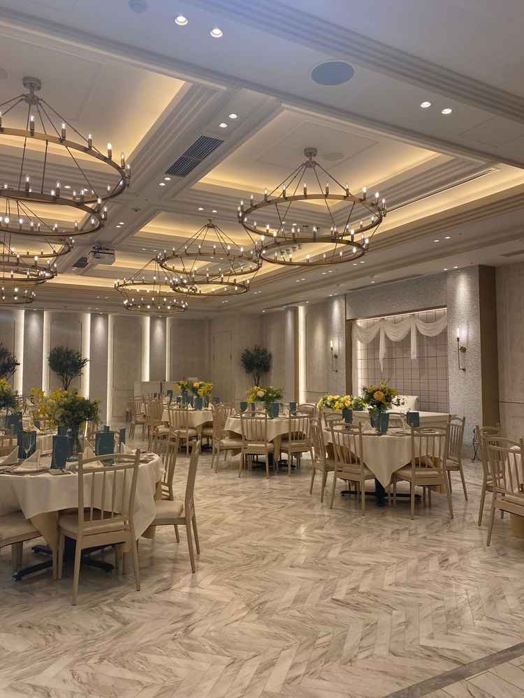 広々した披露宴会場。装飾の木が置いてあり、ナチュラルな雰囲気がとても魅力的でした。