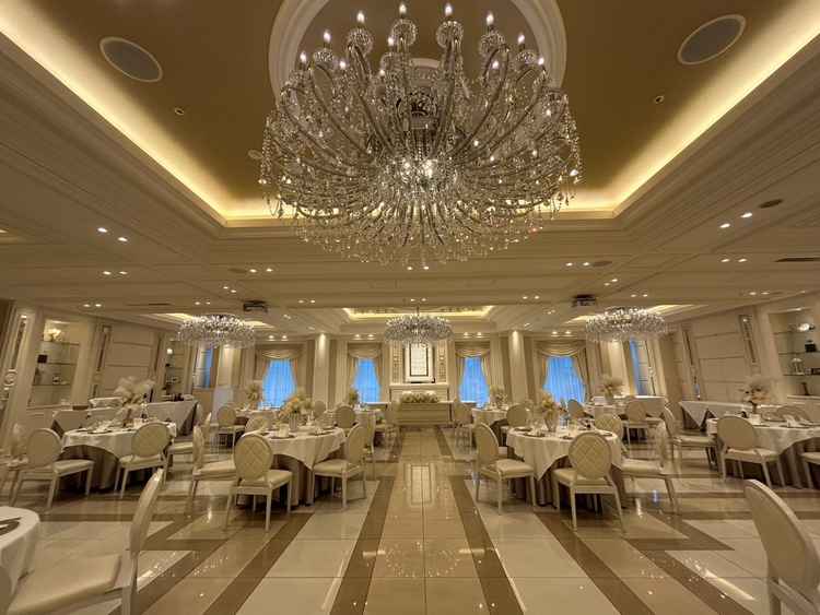 シャンデリアが4つありとても煌びやかでした。