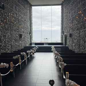 式場の名前の通り、空が見届けてくれる挙式会場。上に演奏の方がいて特別感が溢れる雰囲気。