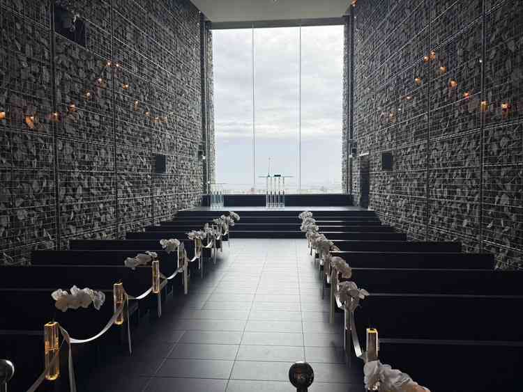 式場の名前の通り、空が見届けてくれる挙式会場。上に演奏の方がいて特別感が溢れる雰囲気。