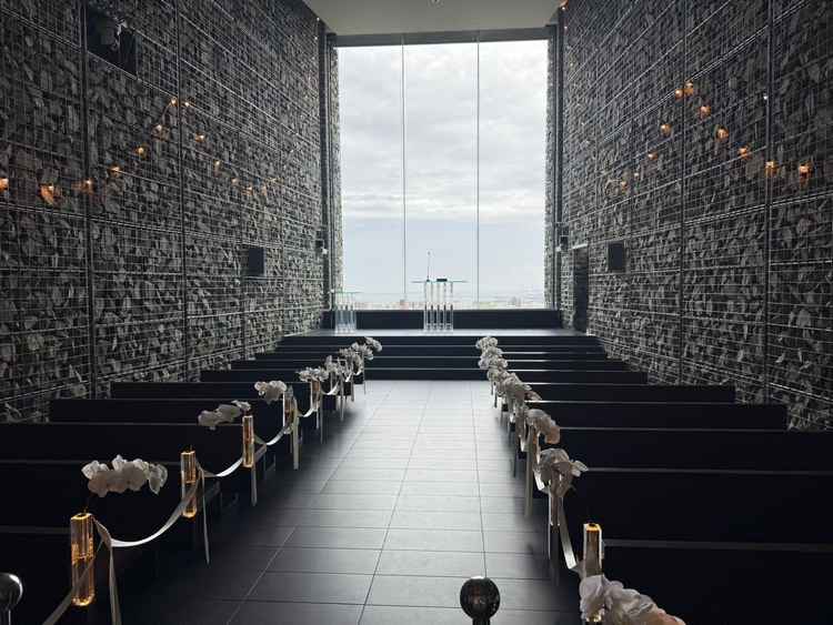 式場の名前の通り、空が見届けてくれる挙式会場。上に演奏の方がいて特別感が溢れる雰囲気。