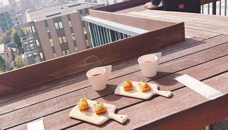 綺麗な景色を見ながらのテラスでのお食事楽しかったです。こちらも広すぎず少人数でも楽しめそうです。