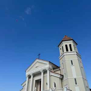 後ろに何も見えない写真映えするロケーション。バルーンを水の中に投げ入れて時間差で浮き上がる演出は感動