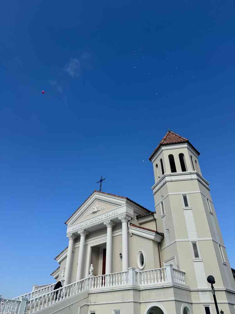 後ろに何も見えない写真映えするロケーション。バルーンを水の中に投げ入れて時間差で浮き上がる演出は感動