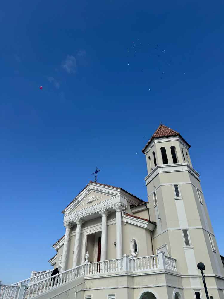 後ろに何も見えない写真映えするロケーション。バルーンを水の中に投げ入れて時間差で浮き上がる演出は感動