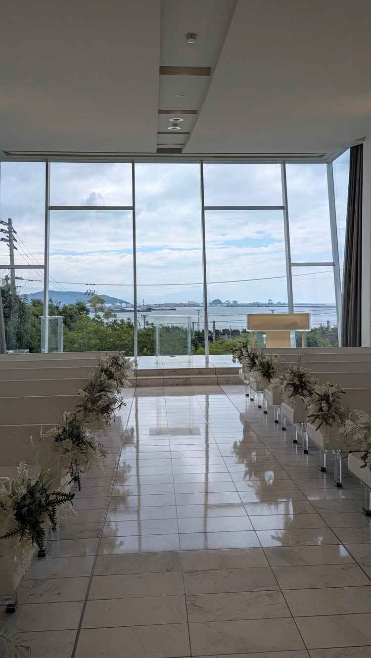 挙式会場から海が見える素敵な空間でした。