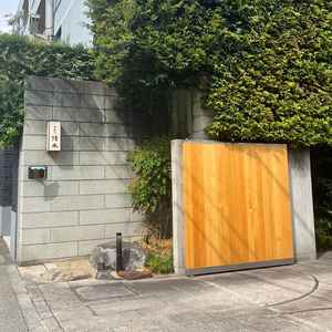 【入り口】建物までの長い道はとても厳かで、更に駐車スペースも担保されており開放感のある空間であった。