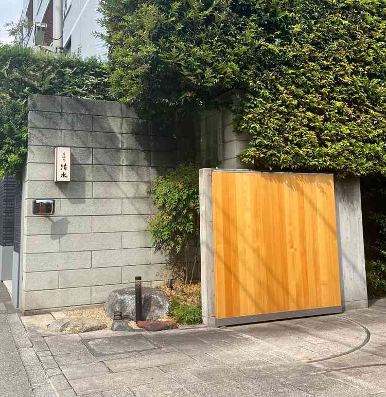 【入り口】建物までの長い道はとても厳かで、更に駐車スペースも担保されており開放感のある空間であった。
