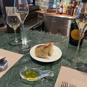 ドリンクやコースの試食はバーカウンターで