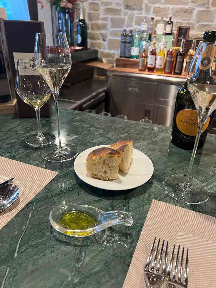 ドリンクやコースの試食はバーカウンターで