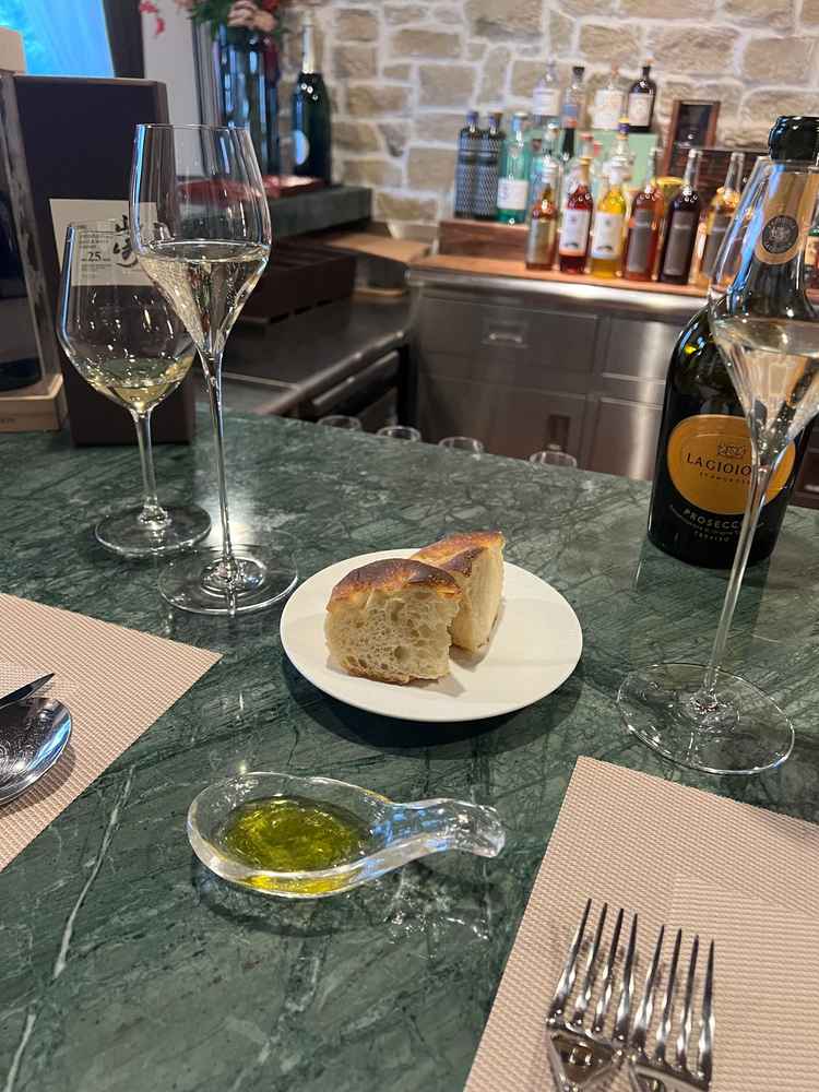 ドリンクやコースの試食はバーカウンターで