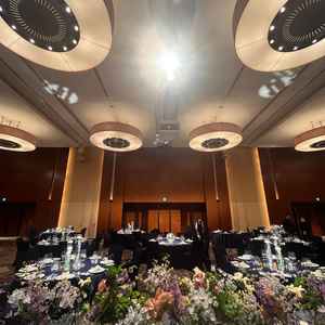 広い会場だが親族席までも距離が近く素敵な印象。