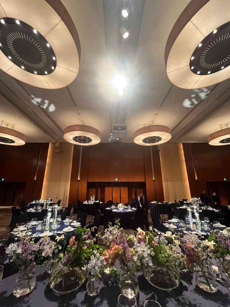 広い会場だが親族席までも距離が近く素敵な印象。