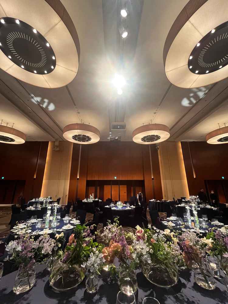 広い会場だが親族席までも距離が近く素敵な印象。