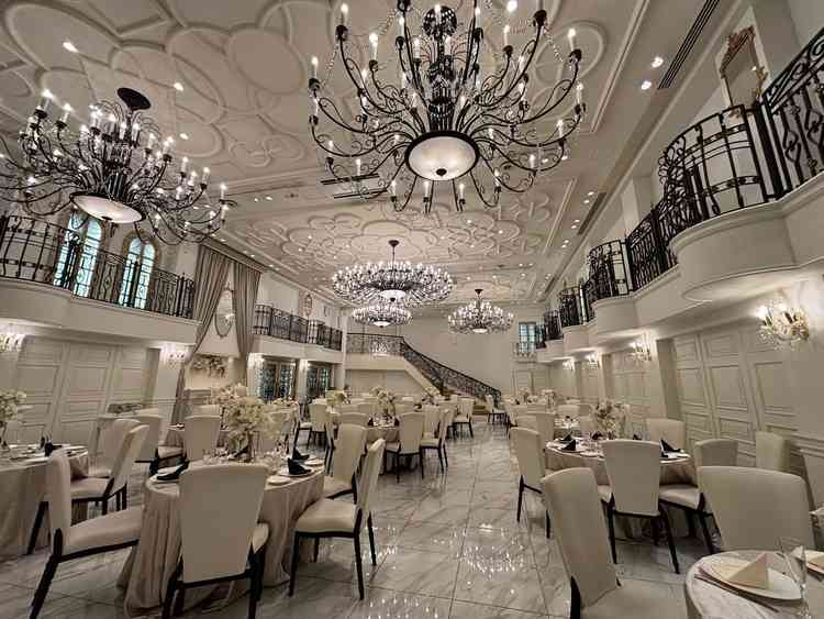 2つある披露宴会場のうちの1つ。プロジェクションマッピングをすることができ、階段の入場する。