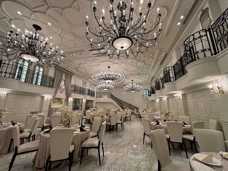 2つある披露宴会場のうちの1つ。プロジェクションマッピングをすることができ、階段の入場する。