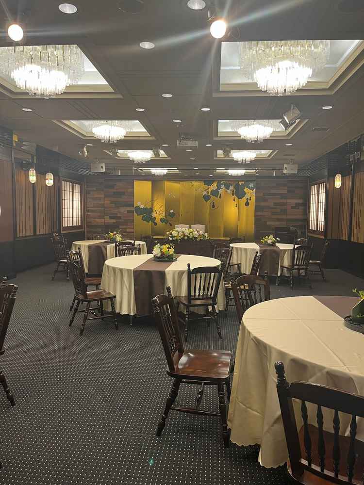 会食会場の瓢。瓢箪をモチーフとされており金屏風が素敵でした。