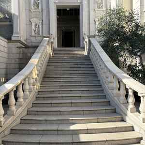 チャペル後の階段は開放感があり、フラワーシャワーの体験がとても華やかで心に残りました。