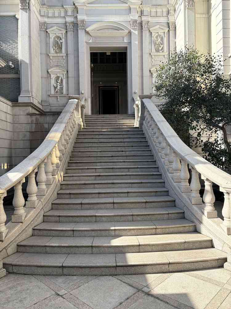 チャペル後の階段は開放感があり、フラワーシャワーの体験がとても華やかで心に残りました。