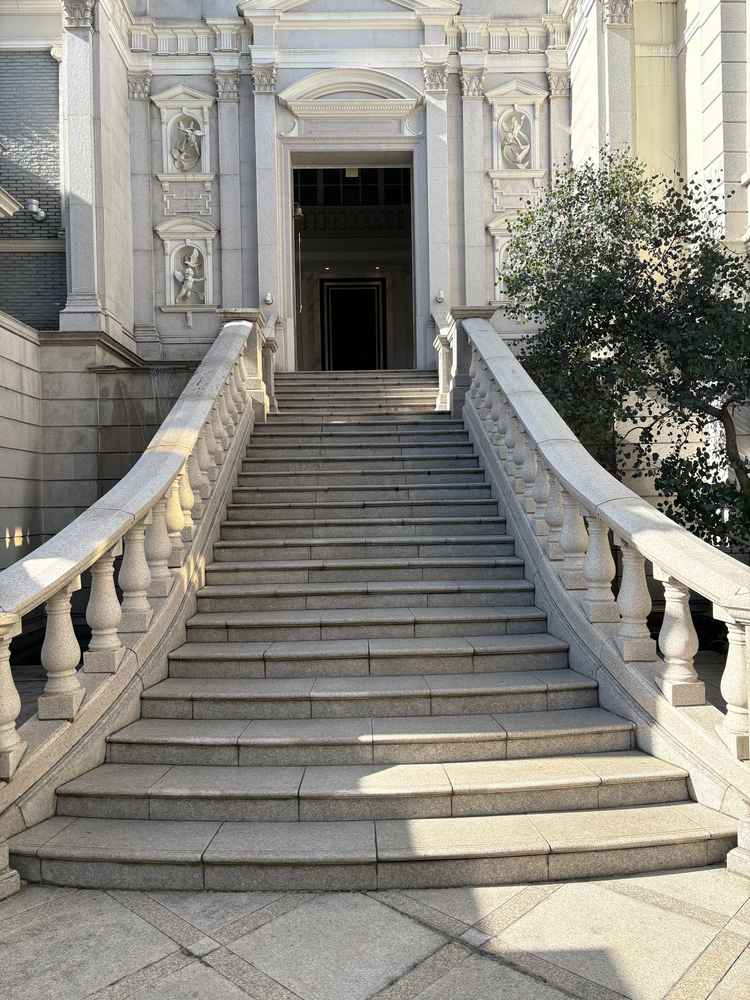 チャペル後の階段は開放感があり、フラワーシャワーの体験がとても華やかで心に残りました。