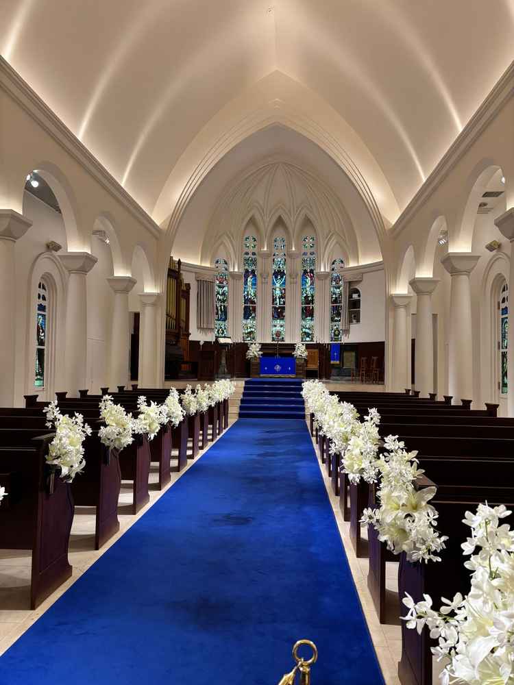 挙式会場。青いバージンロードが珍しく、印象的でした。ステンドグラスも天候に左右されないのが魅力的。