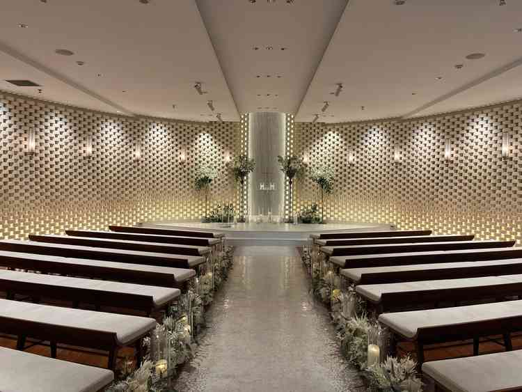 階段を降りて地下にあるチャペル。演出とキャンドルで幻想的な雰囲気でした。