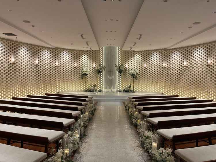 階段を降りて地下にあるチャペル。演出とキャンドルで幻想的な雰囲気でした。