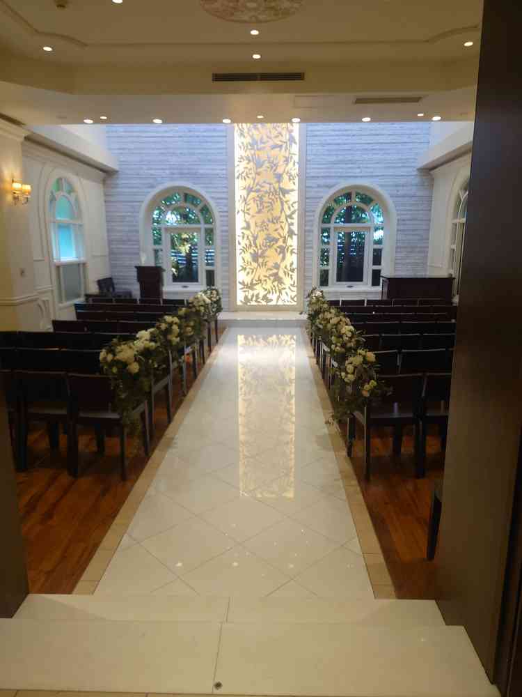 入り口を入ってすぐにあるチャペル。ナチュラルな印象で、天候に左右されずに挙式を挙げられる。