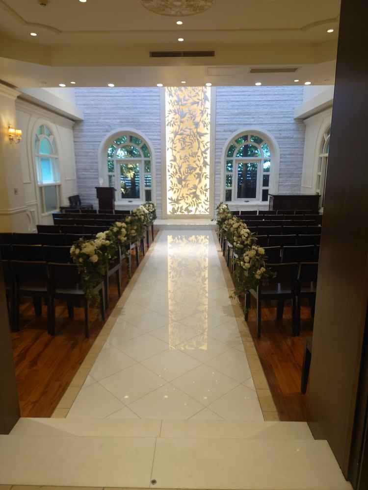 入り口を入ってすぐにあるチャペル。ナチュラルな印象で、天候に左右されずに挙式を挙げられる。