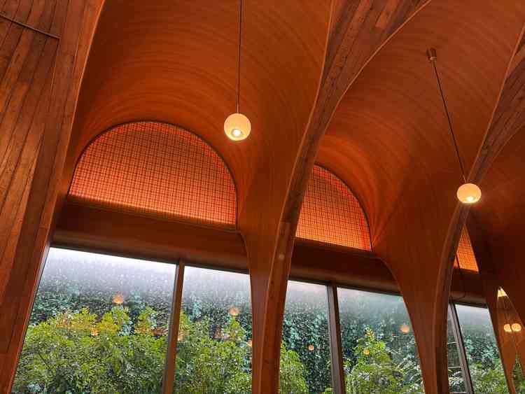 柔らかな間接照明がやさしく天井を照らしており、雨の日の見学でしたがとても風情がありました。