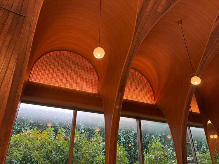 柔らかな間接照明がやさしく天井を照らしており、雨の日の見学でしたがとても風情がありました。