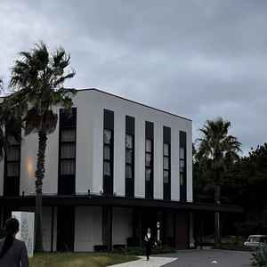 チャペルと披露宴会場とで塔が分かれており、披露宴会場前にシャトルバスが停車してくれます。