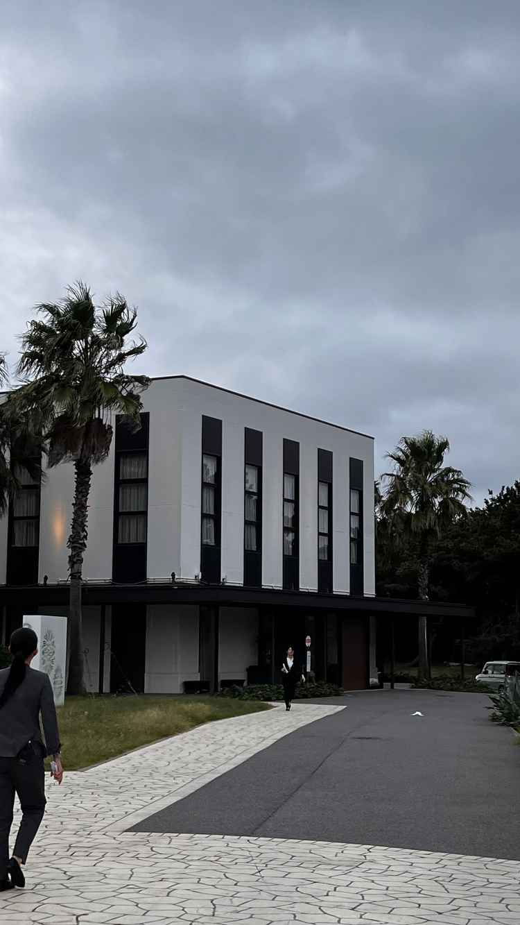 チャペルと披露宴会場とで塔が分かれており、披露宴会場前にシャトルバスが停車してくれます。