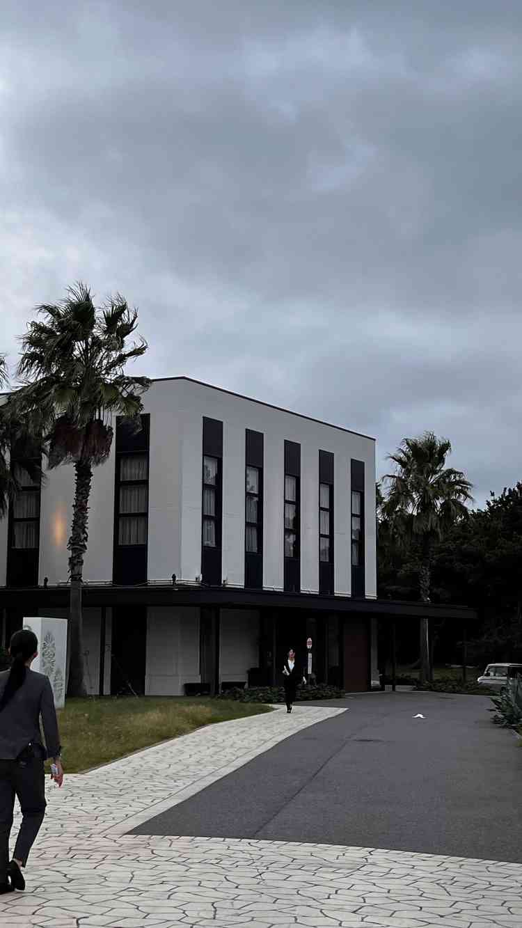 チャペルと披露宴会場とで塔が分かれており、披露宴会場前にシャトルバスが停車してくれます。