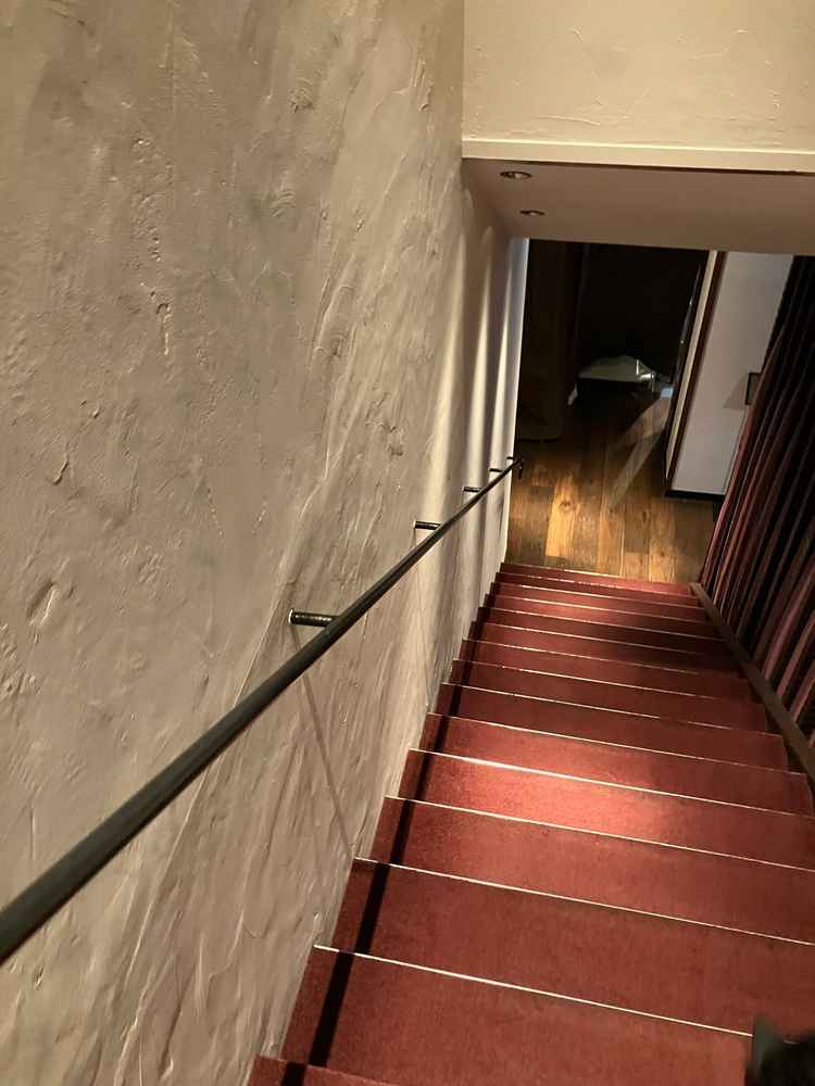 式場内階段にもカーペットが敷いてあるため、女性のヒールにも配慮しているとのことでした。