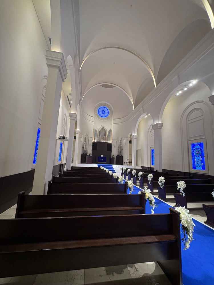 チャペル。ロイヤルブルーのバージンロードは全国的に珍しいとのこと。