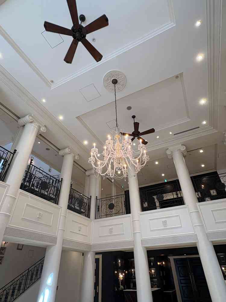 入り口入ってすぐ。白黒を基調とした空間で、アイテム次第で雰囲気をがらっと変えられる