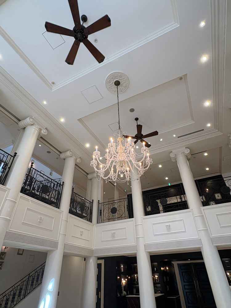 入り口入ってすぐ。白黒を基調とした空間で、アイテム次第で雰囲気をがらっと変えられる