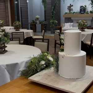 披露宴会場は２つあり、こちらはかわいいイメージでした！