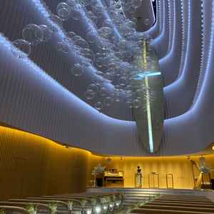 幻想的で天候に左右されないチャペルが魅力的