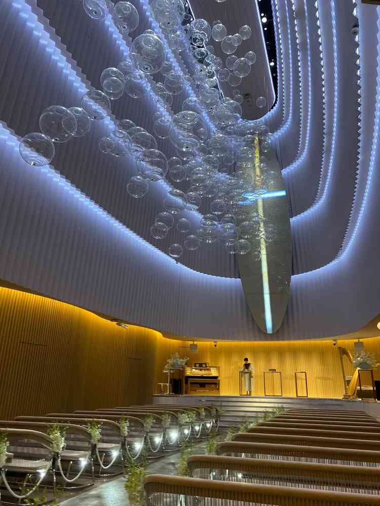 幻想的で天候に左右されないチャペルが魅力的