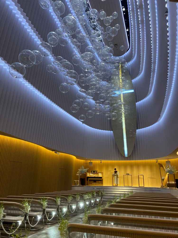 幻想的で天候に左右されないチャペルが魅力的